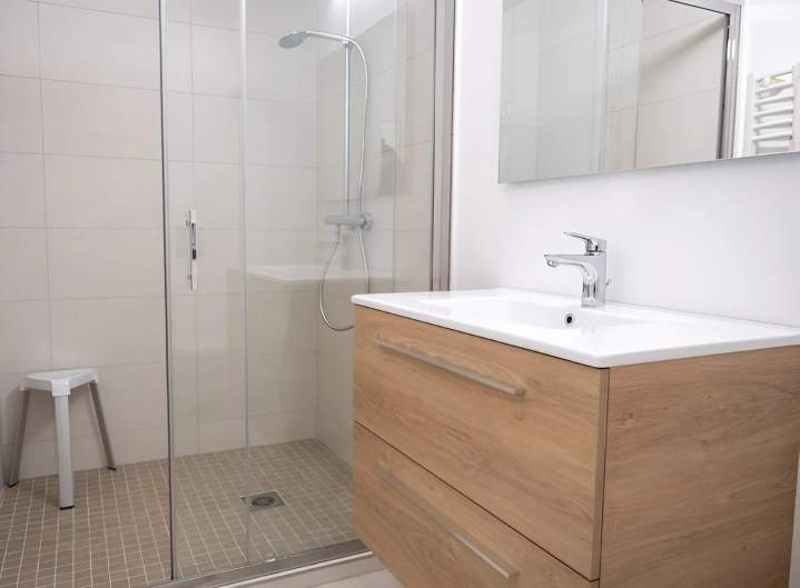 Une salle de bain rénovée, un espace fonctionnel et personnalisé